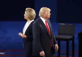 Hillery Clinton og Donald Trump står ryg mod ryg under valgkampen.