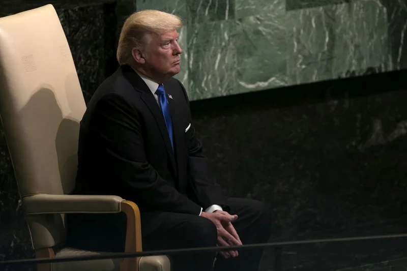 Donald Trump på en stol