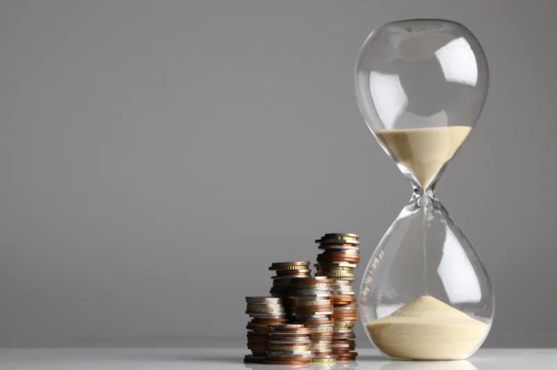 Bilde av timeglass og penger