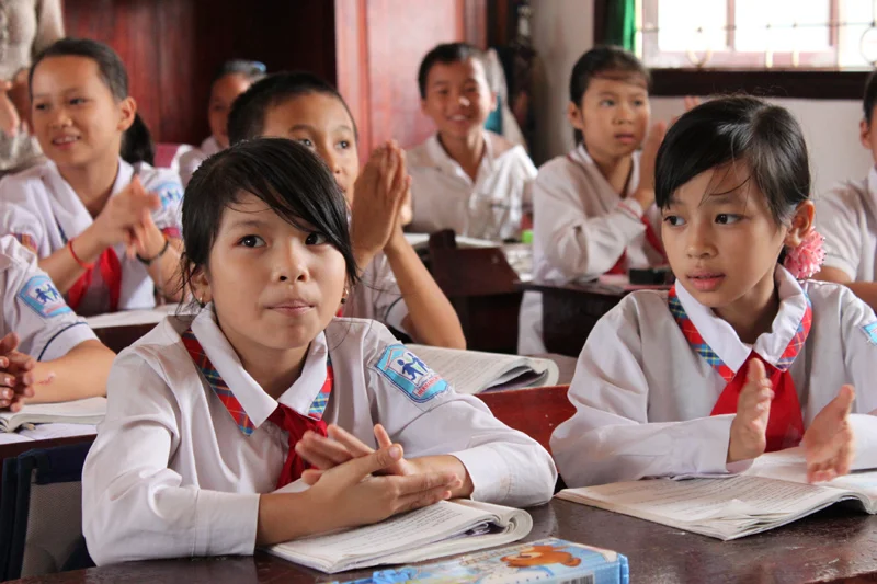 Unge jenter på skole i Vietnam, som drives av SOS-barnebyer.
